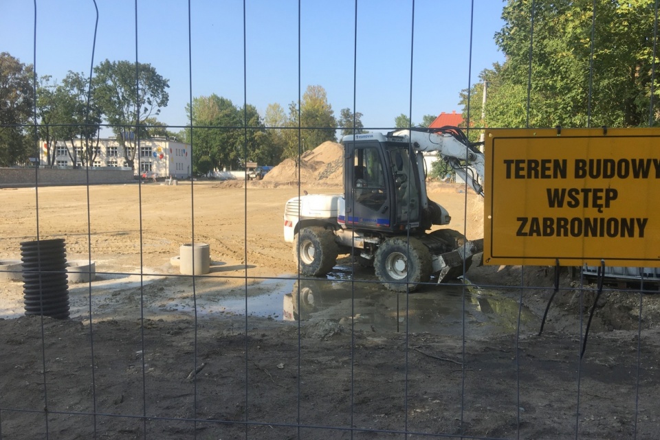 Budowa nowego parkingu w centrum Strzelec Opolskich [fot. Agnieszka Pospiszyl]