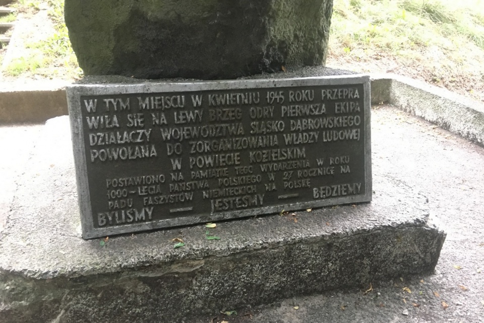 Tablica na pomniku w parku kozielskim [fot. Agnieszka Pospiszyl]