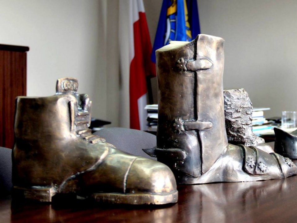 Gotowe buty z żelaza [fot. www.facebook.com/Gmina Krapkowice]