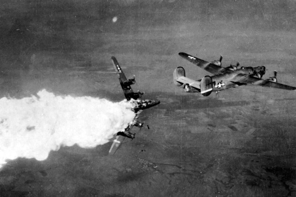 Amerykańskie naloty w czasie "bitwy o benzynę" [fot. archiwum stowarzyszenia]