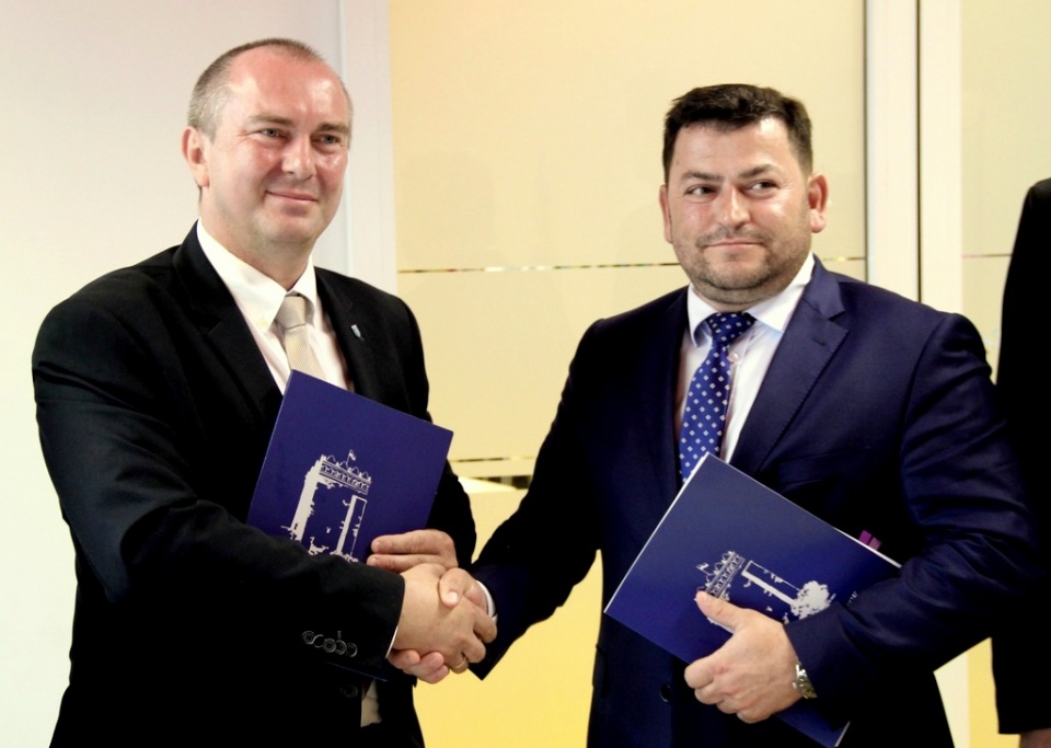 Podpisanie umowy dotyczącej adaptacji mostu w Krapkowicach Otmęcie [fot. facebook.com/Gmina Krapkowice]