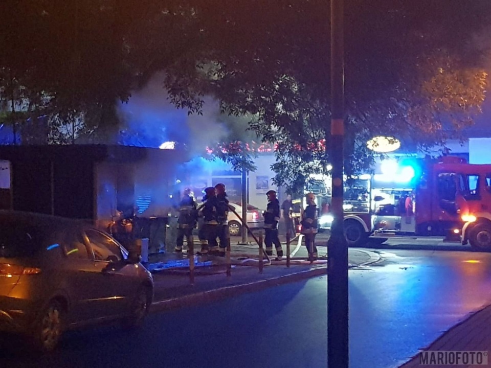 Nocny pożar kiosku w Opolu (fot. MARIO)