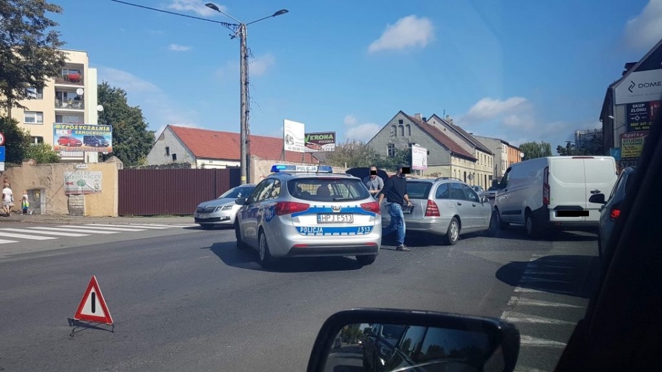 Zderzenie aut w centrum Krapkowicach [fot. Mario]
