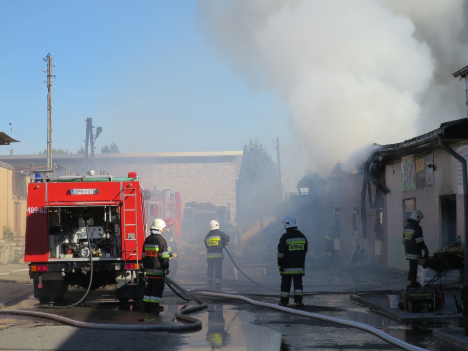 Pożar hurtowni w Prudniku przy ulicy Prężyńskiej [zdj. Jan Poniatyszyn]