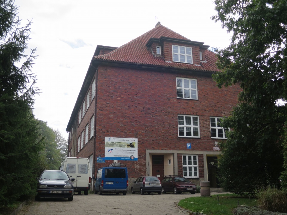 Z użytkowania wyłączono główny budynek II LO w Prudniku. Zajęcia odbywają się jedynie w sali gimnastycznej i bursie tej szkoły [zdj. Jan Poniatyszyn]