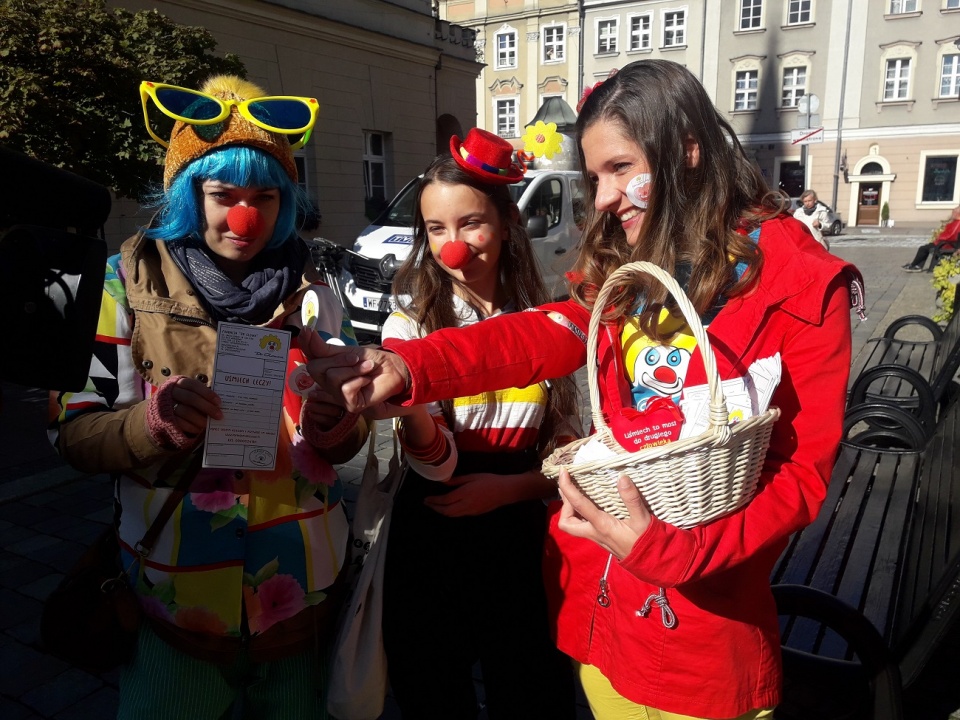 "Uśmiechnij się, podaj dalej". Kolorowi wolontariusze wyszli na ulice Opola [fot. Wiktoria Palarczyk]