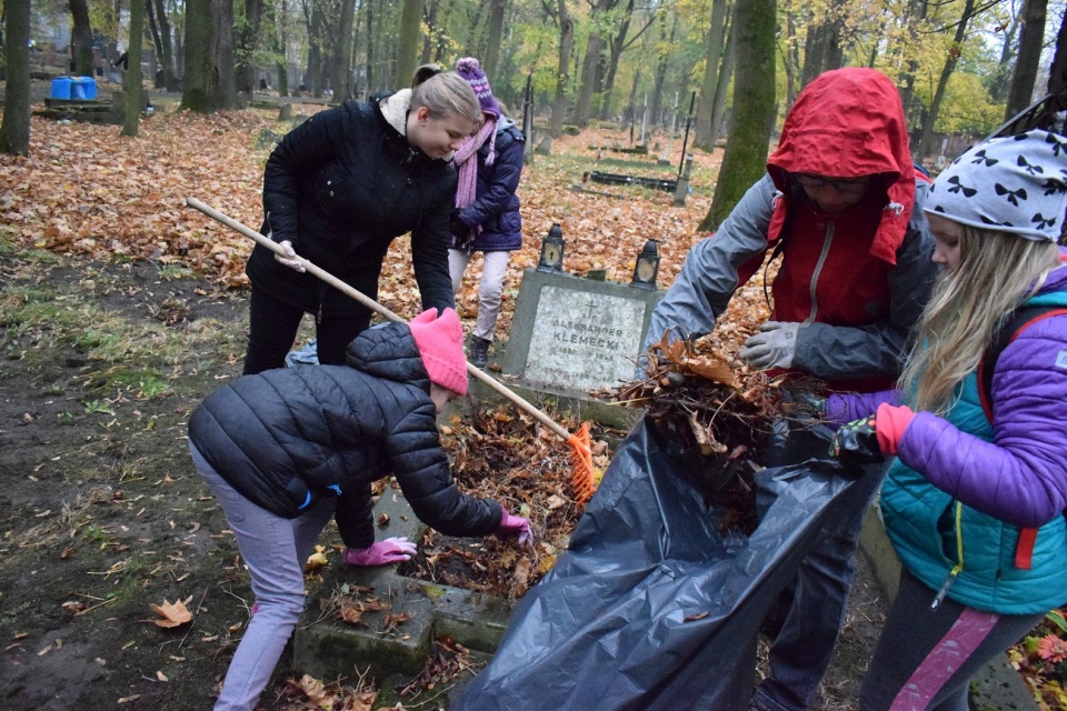 Wyposażeni w rękawice, grabie i worki sprzątali zabytkowy cmentarz na Wrocławskiej [fot. Wiktoria Palarczyk]