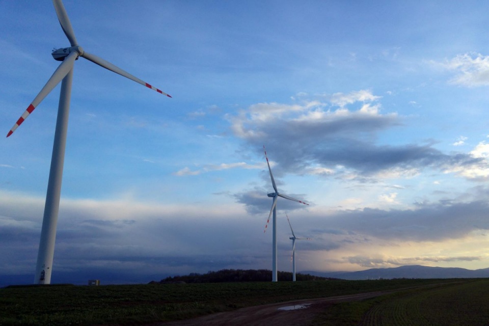 Turbiny wiatrowe w gminie Kamiennik [fot. Daniel Klimczak]