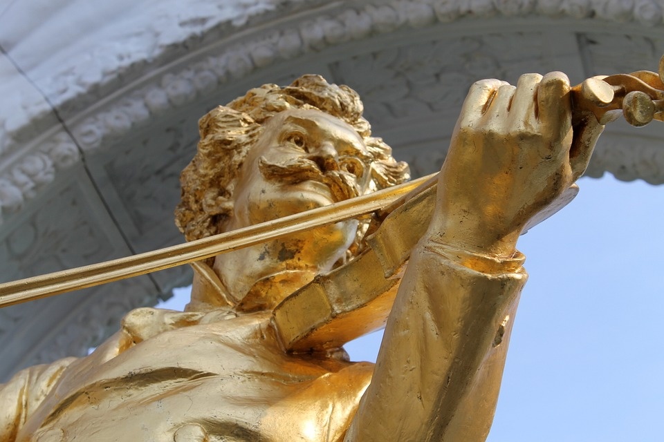 Największe przeboje króla walca Johanna Straussa zabrzmią w Głuchołazach [fot. https://pixabay.com/pl]