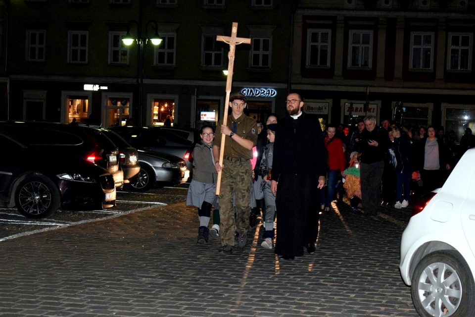 Poprzebierani i niosący relikwie przeszli ulicami miasta. Marsz Wszystkich Świętych w Opolu [fot. Wiktoria Palarczyk]