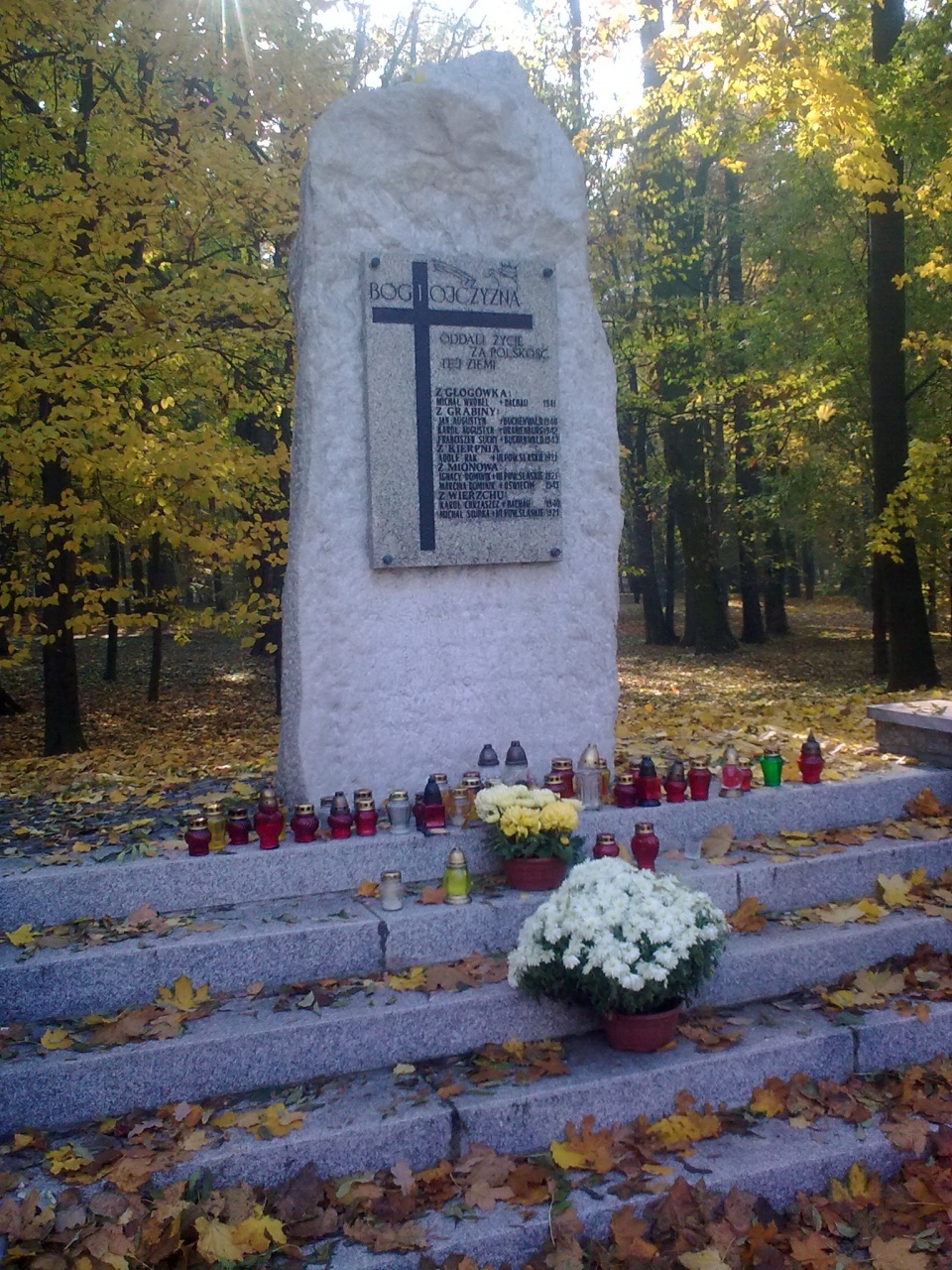 Prudnicki obelisk ku czci prześladowanych przez nazistów Powstańców Śląskich oraz członków Związku Polaków w Niemczech [zdj. Jan Poniatyszyn]