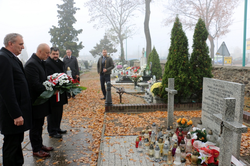 Wojewoda Opolski Adrian Czubak składa kwiaty w miejscach upamiętniających bohaterów walk o niepodległość [fot. Marcin Skomudek]