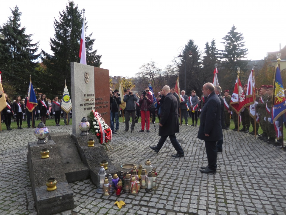 Pod Pomnikiem Żołnierza Polskiego kwiaty złożył Grzegorz Zawiślak, prudnicki burmistrz elekt [zdj. Jan Poniatyszyn]