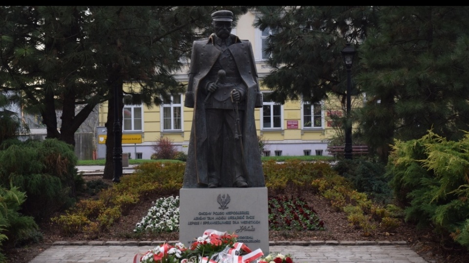 Kwiaty pod pomnikiem marszałka Józefa Piłsudskiego [fot. Jacek Pelczar]