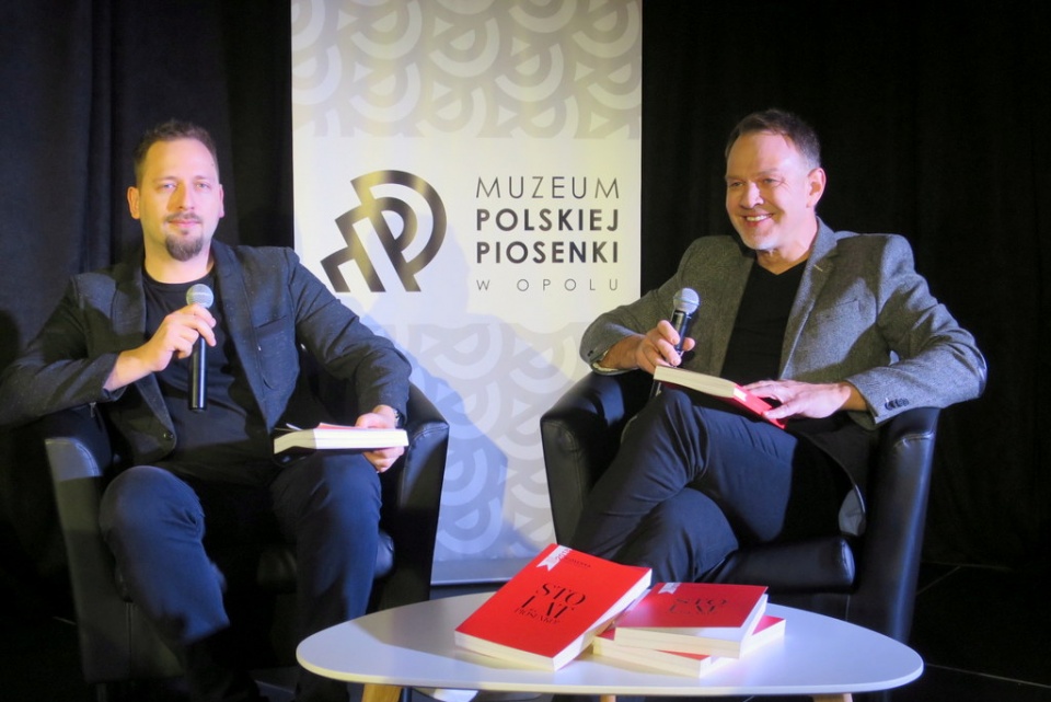 Od lewej Mateusz Torzewski i Jarosław Wasik w Muzeum Polskiej Piosenki w Opolu [fot. Mariusz Majeran]