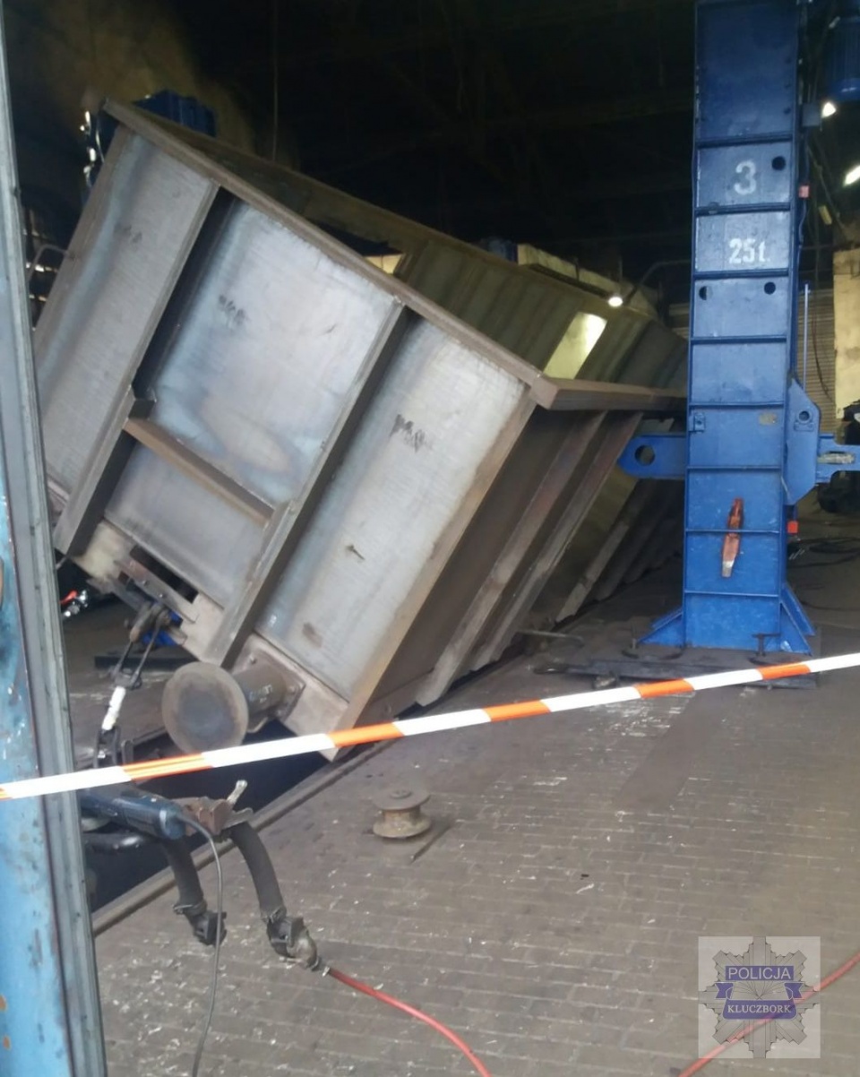 Wypadek w zakładach naprawy taboru kolejowego w Kluczborku [fot. Policja]
