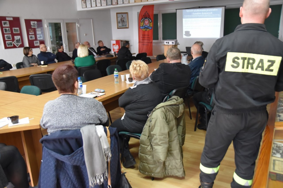 Strażacy i kominiarze uświadamiali brzeskich zarządców, jak groźny jest tlenek węgla [fot. brzeg24.pl]
