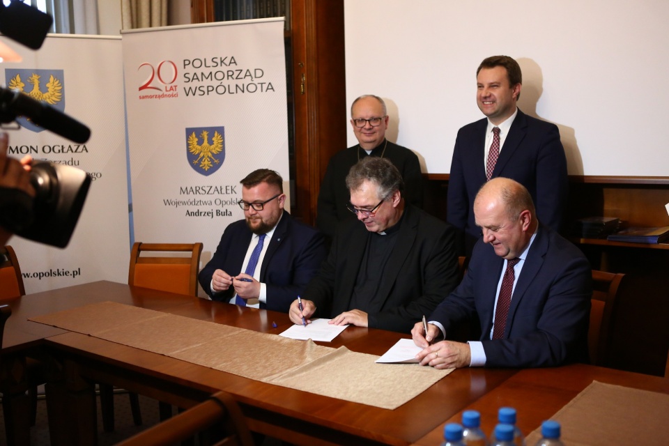 Podpisanie umowy w sprawie dofinansowania renowacji opolskiej katedry [fot UMWO]