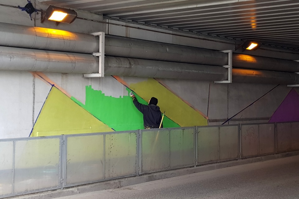 Pod wiaduktem przy dworcu powstaje mural [fot. Agnieszka Pospiszyl]