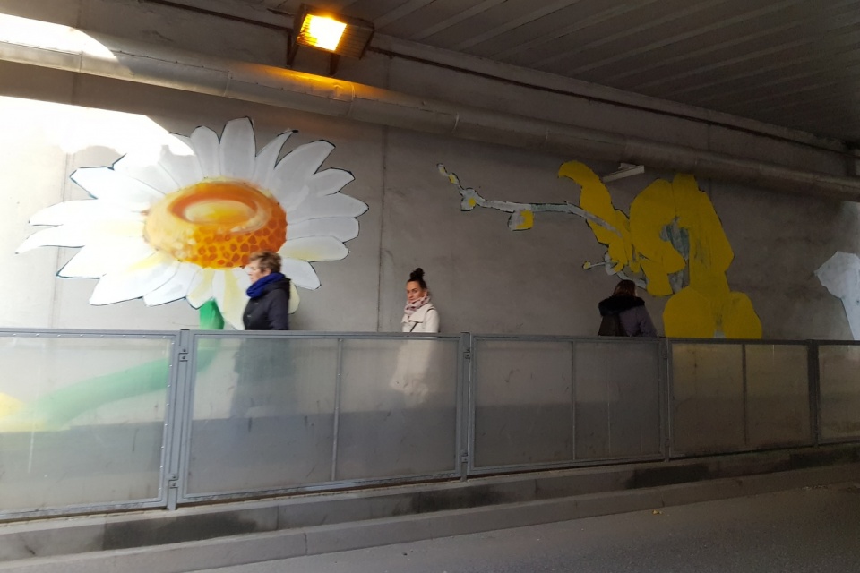 Pod wiaduktem przy dworcu powstaje mural [fot. Agnieszka Pospiszyl]