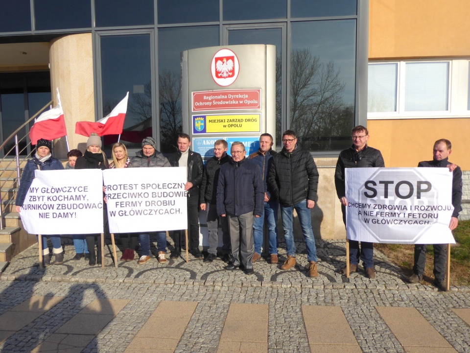 Mieszkańcy Główczyc protestują przed Regionalną Dyrekcją Ochrony Środowiska [fot. Witold Wośtak]