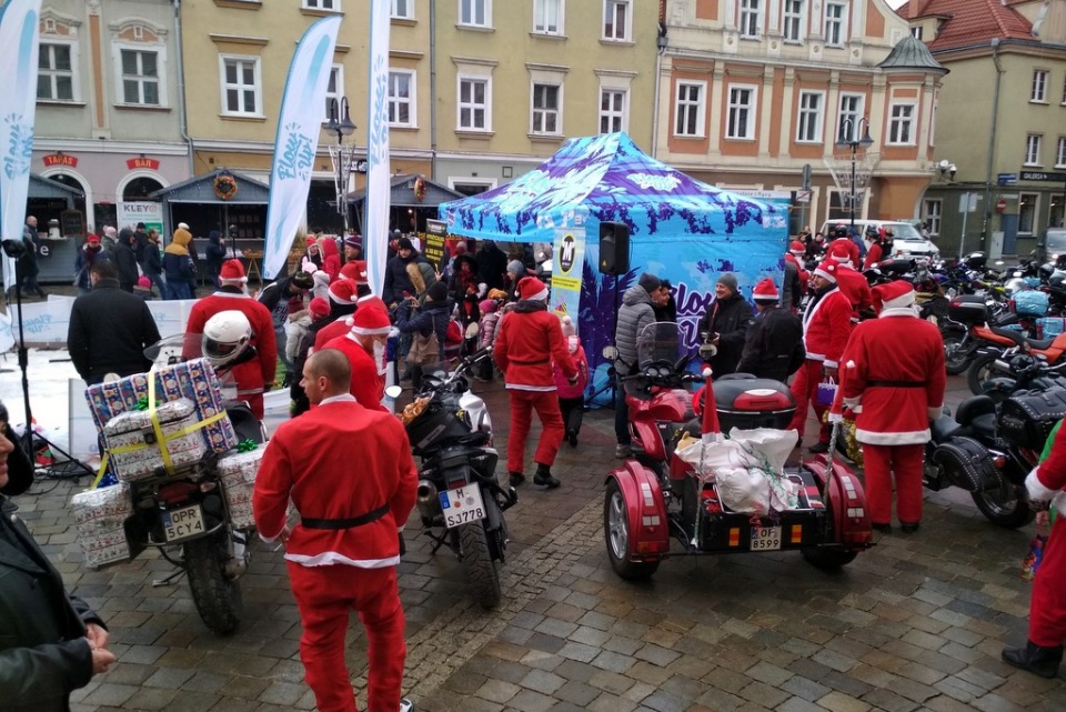 Mikołaje na motocyklach rozdawali słodkości na rynku w Opolu [fot. Joanna Matlak]