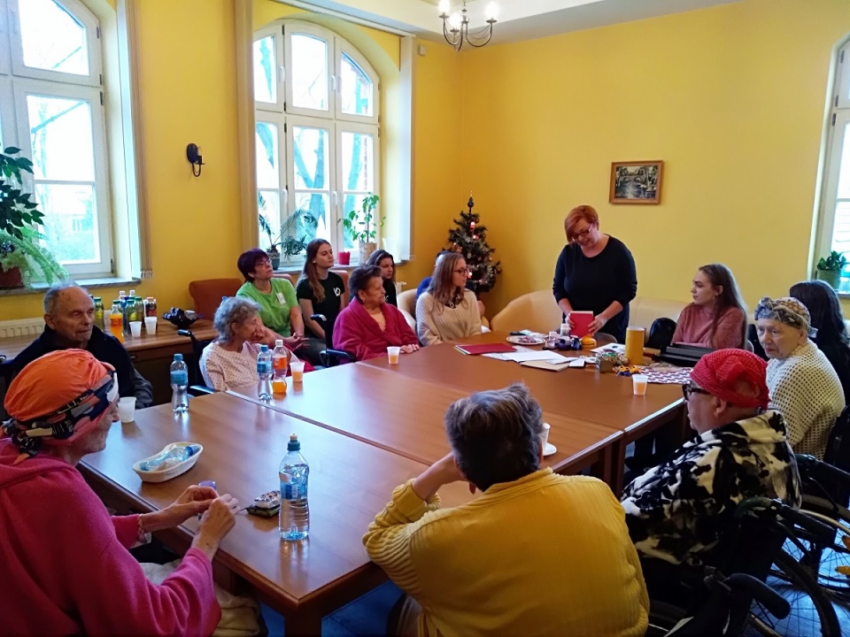 Pacjenci opolskiej Betanii wspólnie z wolontariuszami stworzyli świąteczne kartki dla swoich najbliższych [fot. Hospicjum Betania]