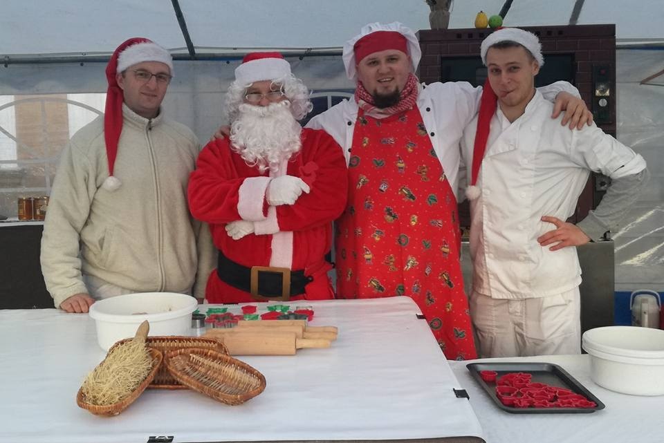 Na opolskim rynku stanęła Piekarnia Świętego Mikołaja [fot. Mobilny piec chlebowy Chleb Tradycyjny pokazy i warsztaty chlebowe ]