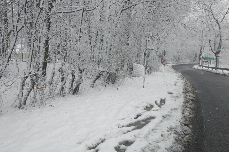 Przez śnieg opóźnienie oddania do użytku drogi przez Górę św. Anny [fot. Adam Sładek]