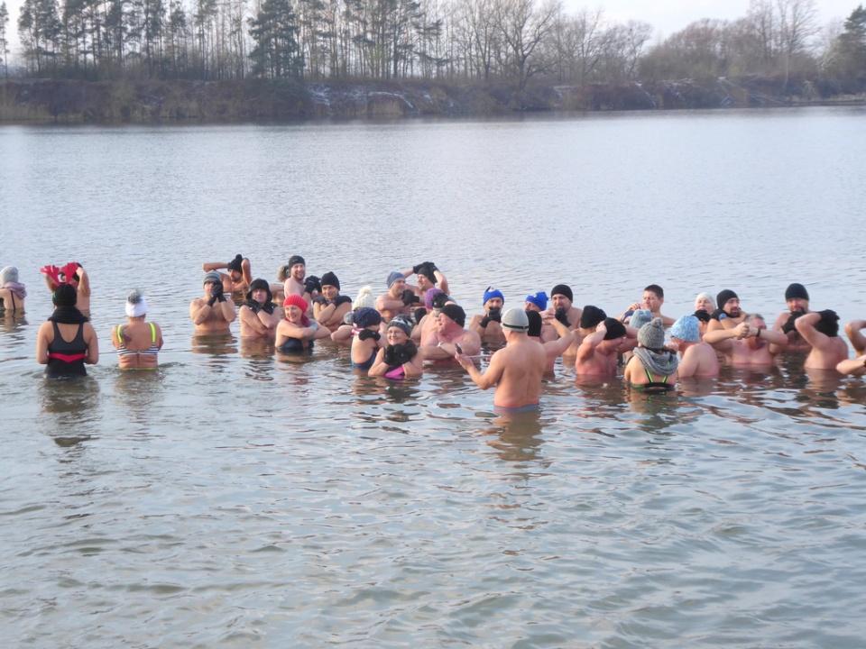 Niedzielne morsowanie na kąpielisko Bolko w Opolu [fot. Witold Wośtak]
