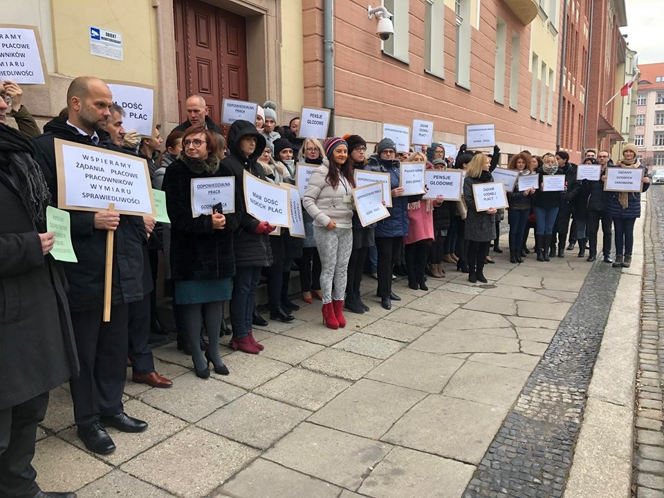 Kolejny protest pracowników wymiaru sprawiedliwości. Dzisiaj sąd przy pl. Daszyńskiego [fot. Kacper Śnigórski]