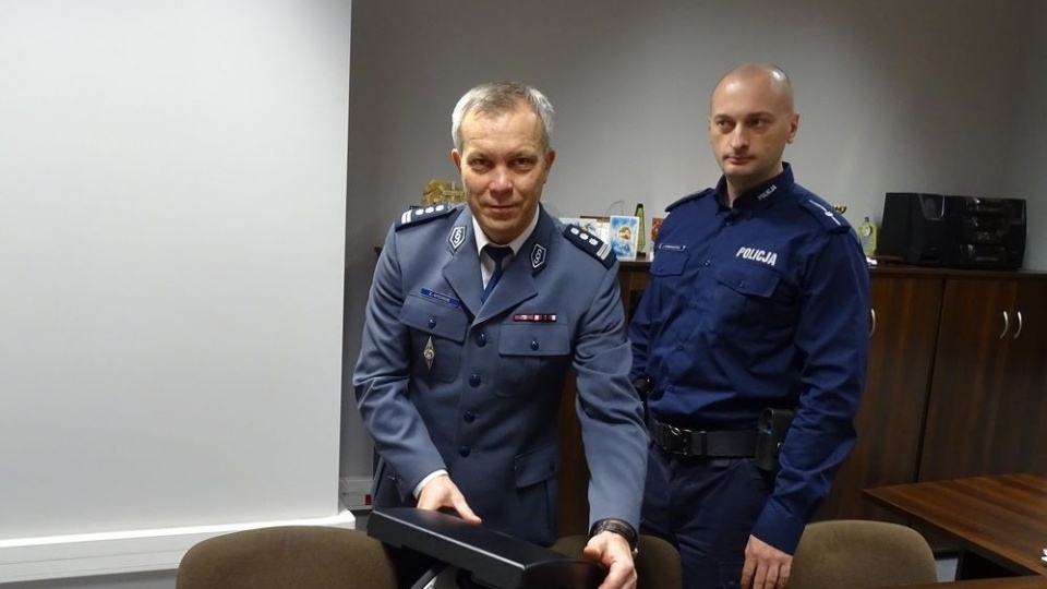 Brzescy policjanci mają nowoczesny alkomat. Urządzenie sfinasowały władze Skarbimierza [fot. KPP Brzeg]