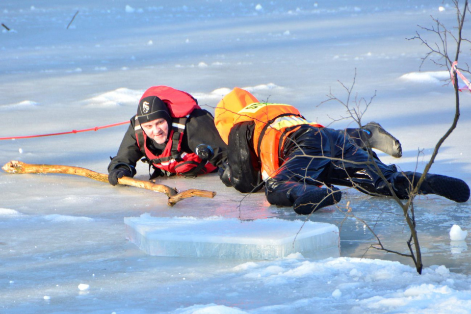 Pomoc osobie, pod którą załamał się lód - zdjęcie ilustracyjne [fot. Daniel Klimczak]