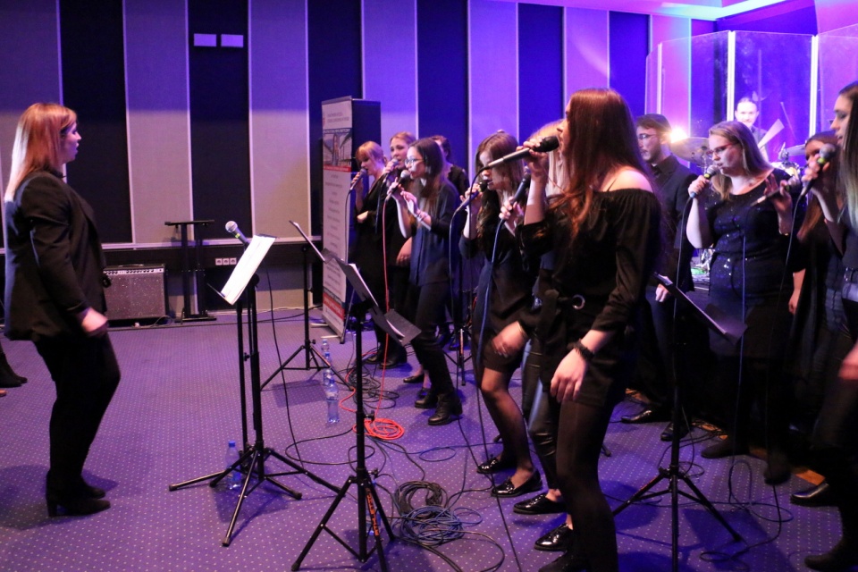 Koncert "Nysa Gospel Choir" w Studiu M im. SBB Radia Opole [fot. Justyna Krzyżanowska]