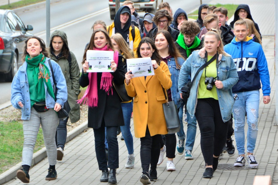 Młodzieżowy Strajk Klimatyczny na ulicach Grodkowa [fot. Daniel Klimczak]