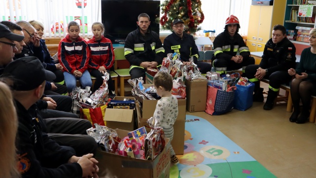 Strażacy obdarowali prezentami małych pacjentów USK w Opolu