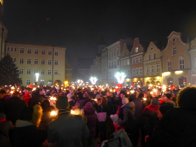 Drugie Światełko do Nieba w Opolu. Mieszkańcy upamiętnili prezydenta Gdańska i wyrazili poparcie dla Owsiaka
