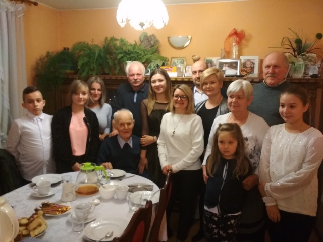 Ma 9 dzieci, jest dziadkiem 34 wnucząt i 51 prawnucząt. Władysław Kostaś z Nowej Wsi świętował Dzień Dziadka