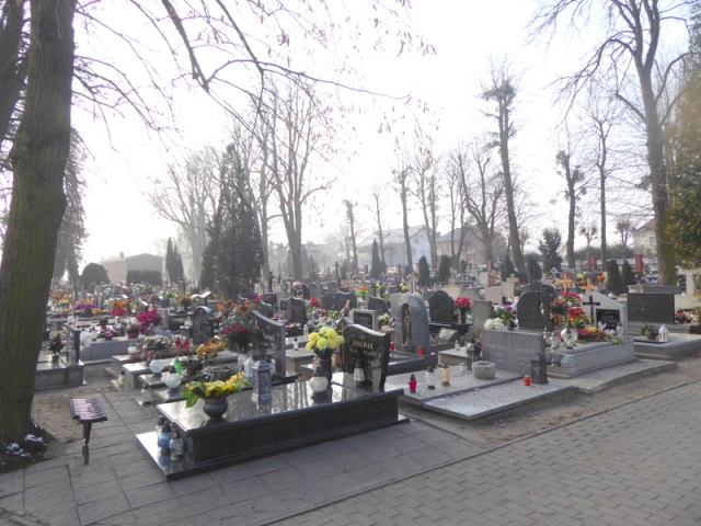 Hieny cmentarne na nekropolii w Oleśnie. Gmina apeluje o zgłaszanie aktów kradzieży