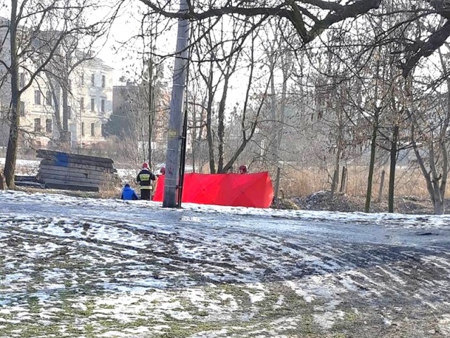 Ciało starszej kobiety odkryto nad kanałem Młynówka w Kluczborku. Wstępnie wykluczono udział osób trzecich