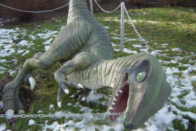 Otmuchowskie dinozaury znów przegrały z człowiekiem. Wandale uszkodzili figurę utahraptora