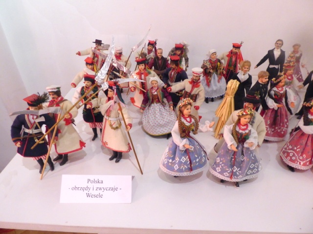 Oleskie muzeum eksponuje ponad 100 lalek w polskich strojach regionalnych