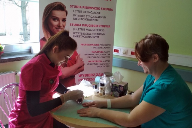 Studentki kosmetologii zadbały o pacjentki przebywające w opolskich szpitalach
