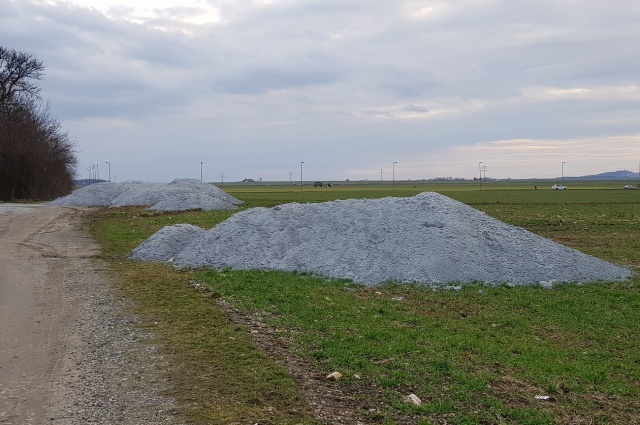 Dystrybutor substancji zalegającej na polach w Strzelcach Opolskich wyjaśniał mieszkańcom czym są tajemnicze hałdy