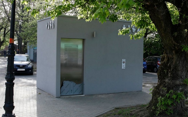 Automatyczna toaleta stanęła w Opolu, dostosowana do potrzeb osób niepełnosprawnych i niemowląt