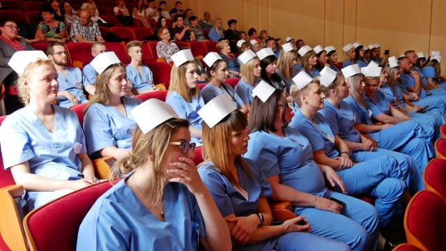 Przyszłe pielęgniarki i pielęgniarze z nyskiej uczelni po raz pierwszy założyli dziś symboliczny czepek