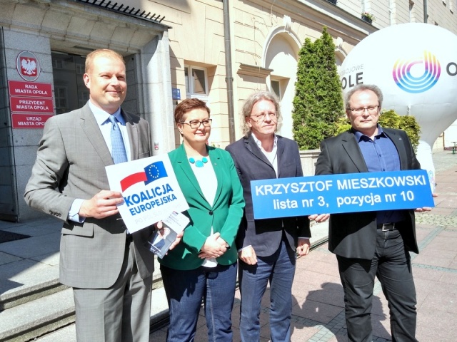 EUROWYBORY. Politycy Nowoczesnej zachęcali w Opolu do udziału w eurowyborach i głosowania na Krzysztofa Mieszkowskiego