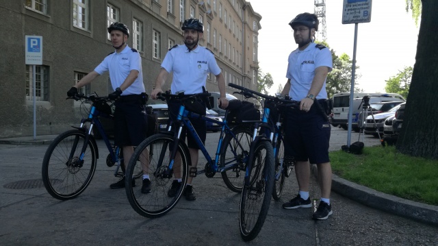 Na ulice Opola wyjechali policjanci na rowerach. Służba to sama przyjemność