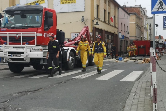 Wybuch gazu w kamienicy w Kędzierzynie-Koźlu. WCZK: Strażacy zabezpieczają budynek przed zawaleniem