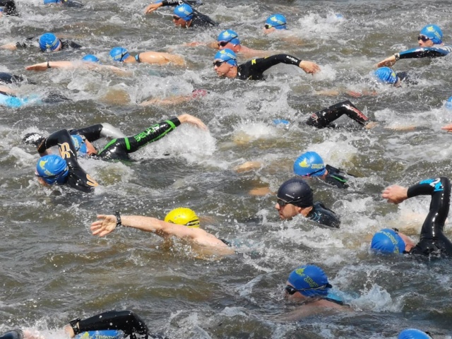 Triathloniści rywalizują w Opolu. Na starcie pojawiło się blisko pół tysiąca fanów Ironmana